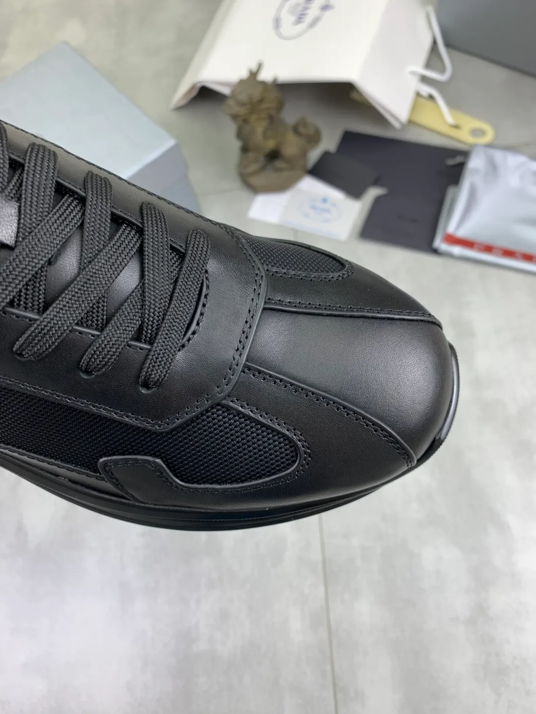 Men's Men's Shoes 💰P600 💰【New Style】 The latest model of high-quality PRADA classic men's shoes has been launched on the official website at a 1:1 replica, synchronized in Hong Kong and on the same catwalk; all made of calfskin➕imported cowhide lining, 🍡🍡original rubber outsole, non-slip and wear-resistant; comfortable on the feet, attractive style, fine workmanship, and simple and neat shoe lasts, highlighting a man's courage and toughness, 👍size 38 to 44 (45 can be customized) black White color🉑️choose